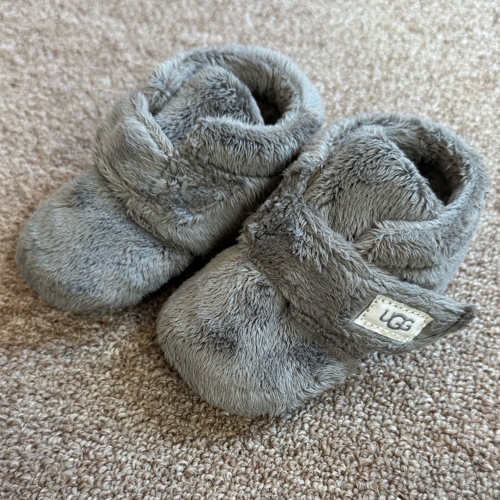 UGG Bixbee Baby Booties in Soft Gray